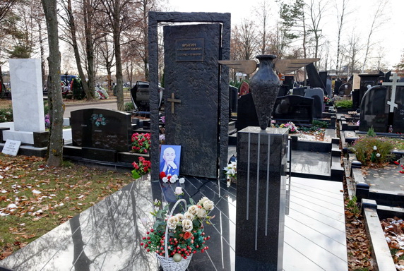 Памятник в форме приоткрытой двери из чёрного гранита